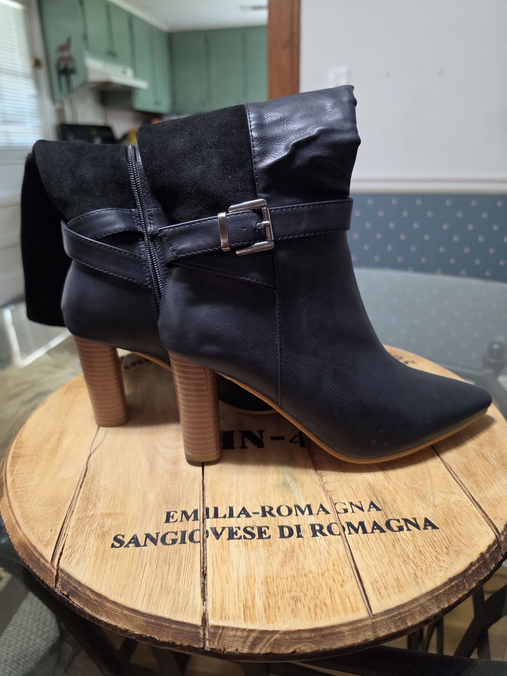Sleek Black Pointed Knee-High Heeled Boots - Picture 13 of 14